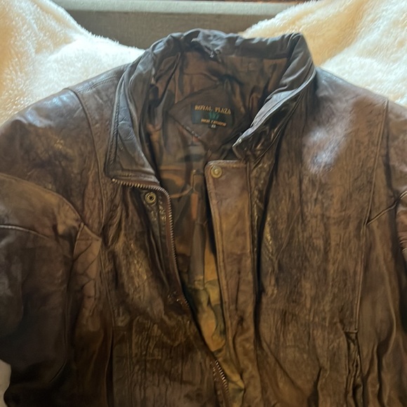 Brown Bomber leather jacket XL soft Elastic band at bottom snap Adjustment